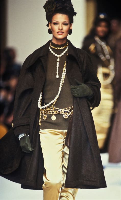 linda evangelista chanel chains|Linda Evangelista runway.